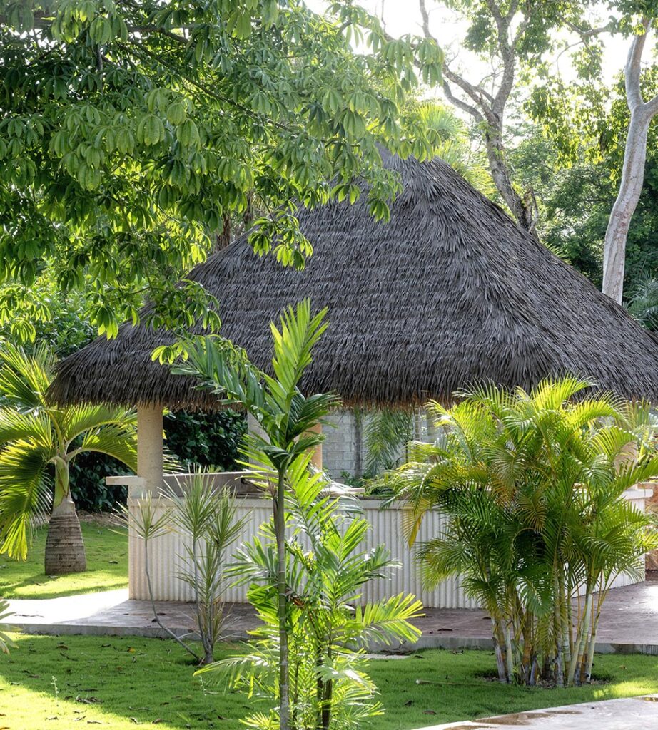 Palapa DIY con techo de palma sintética ideal para jardines y patios en Costa Rica