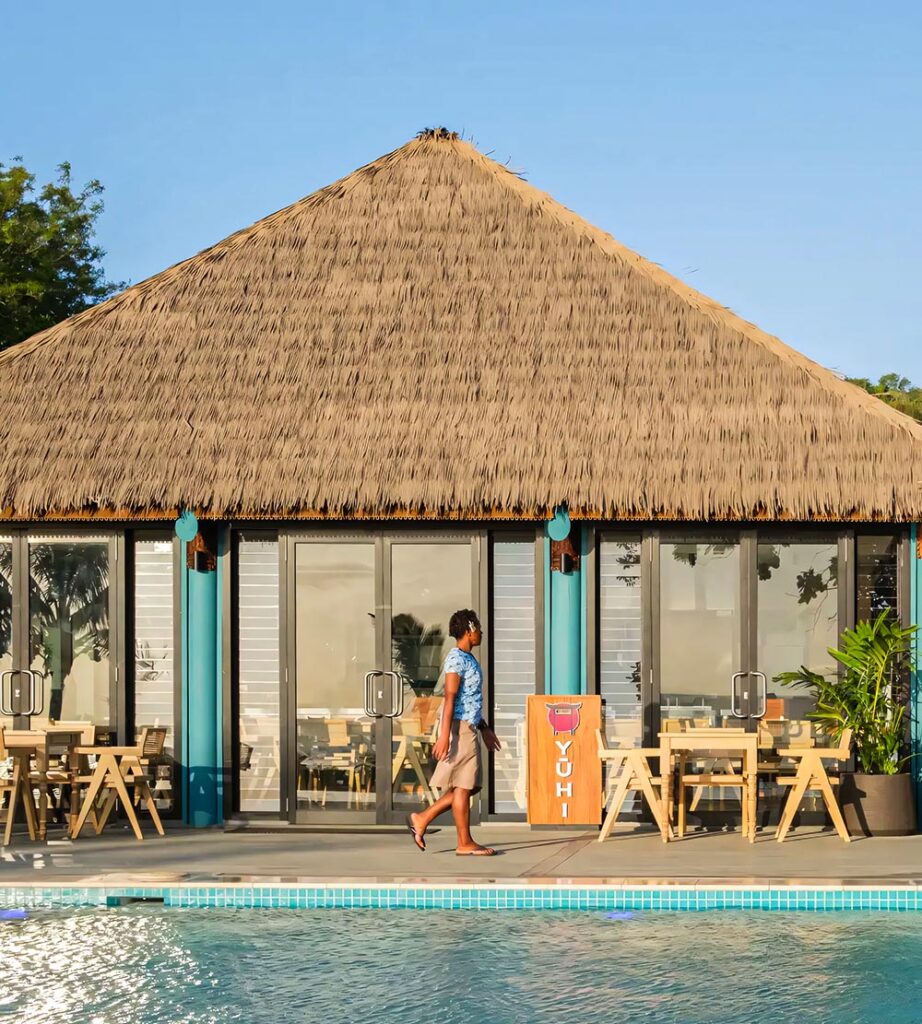 Techo de hoja de palma artificial en un pabellón de spa frente al mar en las Maldivas