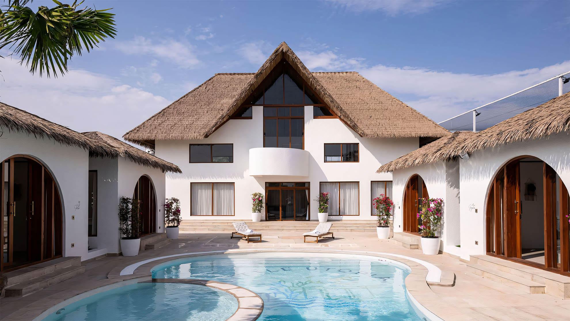 Techo de palma sintética NIPA instalado en resort tropical en Perú